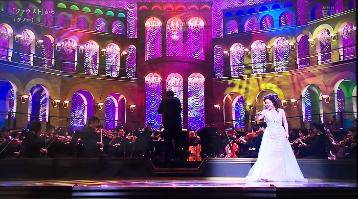 NHKニューイヤーオペラコンサート「ファウスト～宝石の歌」マルガレーテ砂川涼子　ステージ全景